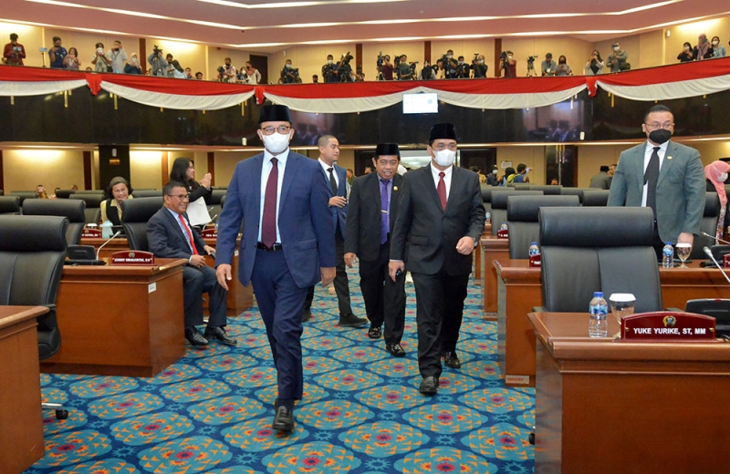 DPRD Resmi Umumkan Pemberhentian Gubernur dan Wagub DKI Jakarta